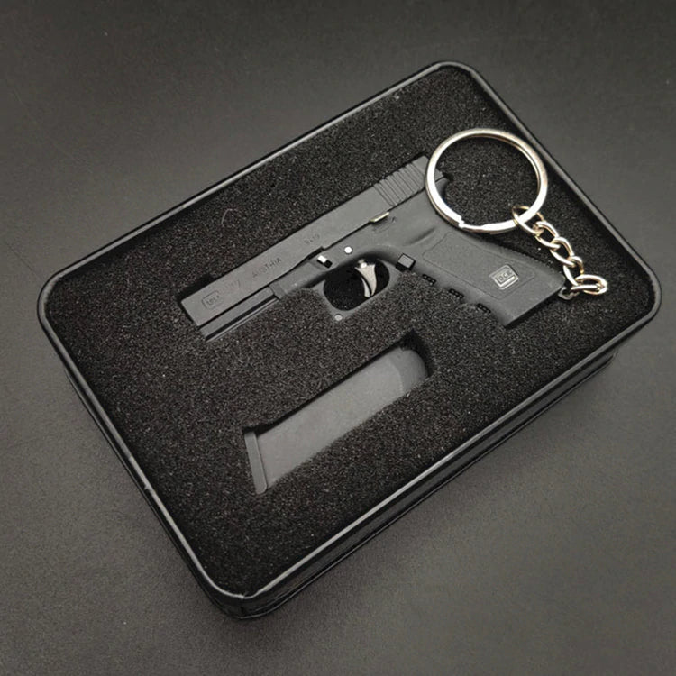Mini full metal G17 keychain pistol-shaped keychain portable gun model shells ejected free assembly